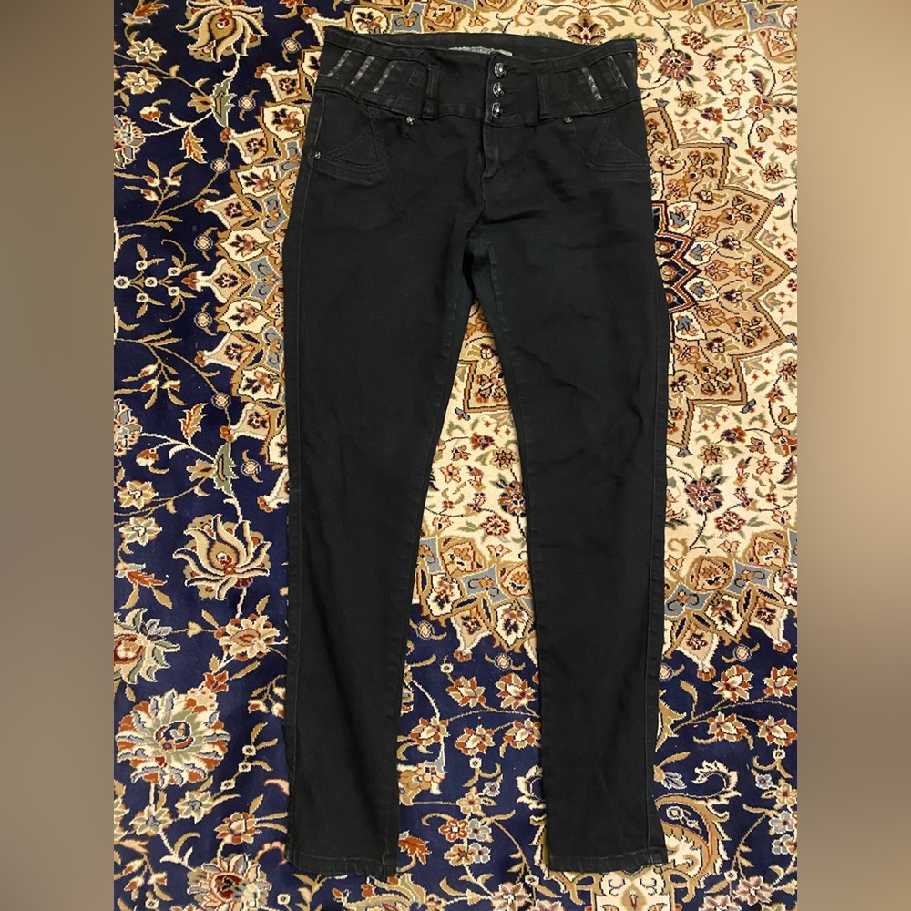 Super cute casual yet classy black skinny jeans
